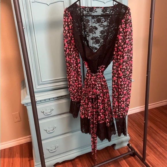 For LOVE & LEMONS FOR VICTORIA’S SECRET: Melrose Robe - Picture 6 of 16